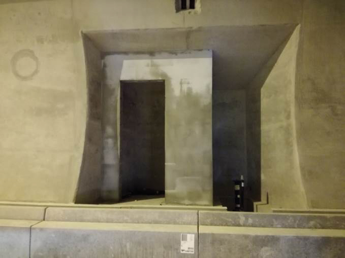 Obr. 4 Sekundárne ostenie tunela pohľad na murovanú stienku združeného výklenku
