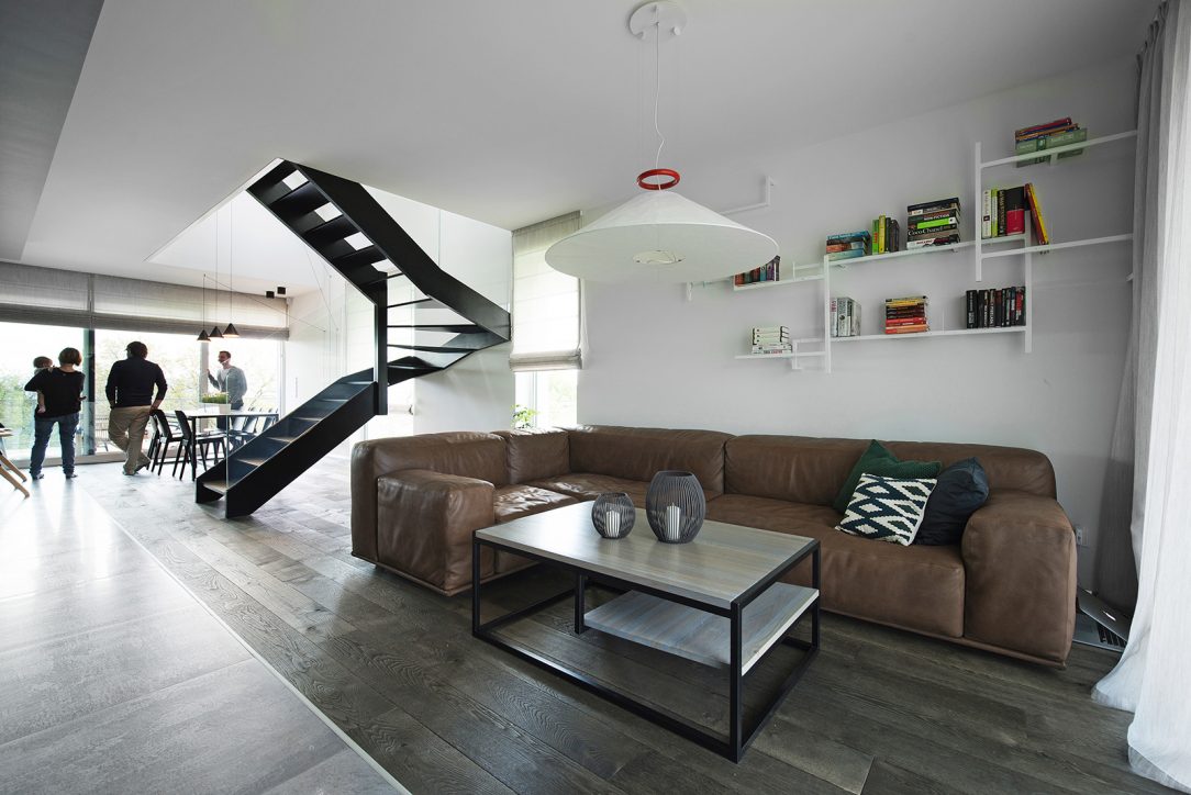 Obývaciu časť od jedálenskej delí pôsobivé vzdušné schodisko so skleným zábradlím.