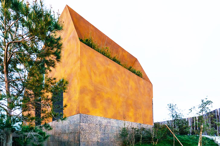 Jedná sa o trojpodlažný dom situovaný na kopci východne od mesta Torres Verdas. Fasáda domu je zafarbená oranžovou farbou a celkový výzor náramne pripomína zkorodovanú oceľ.