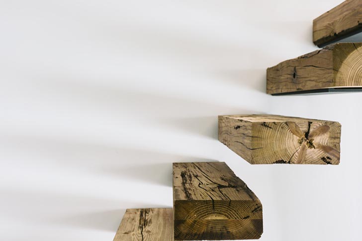 Schodisko je vytvorené taktiež z recyklovaných drevených dosiek uložených na kovových nosníkoch.