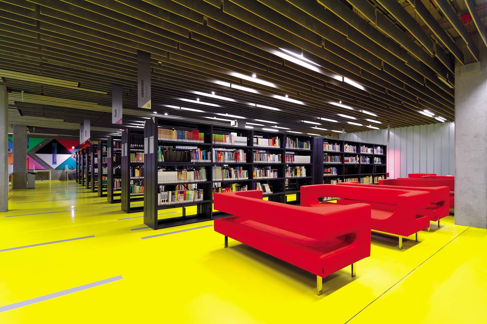 Interiér knižnice ponúka miesto na štúdium i stretnutie.