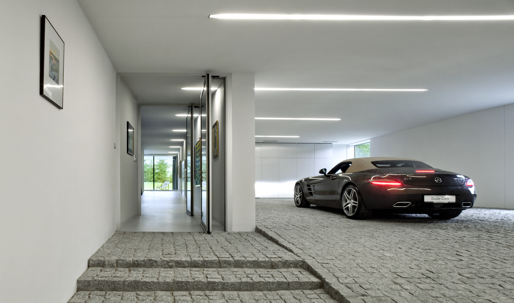Komfortný prístup do budovy, vo význame parkoviska pre auto končí na úrovni obývacej izby.