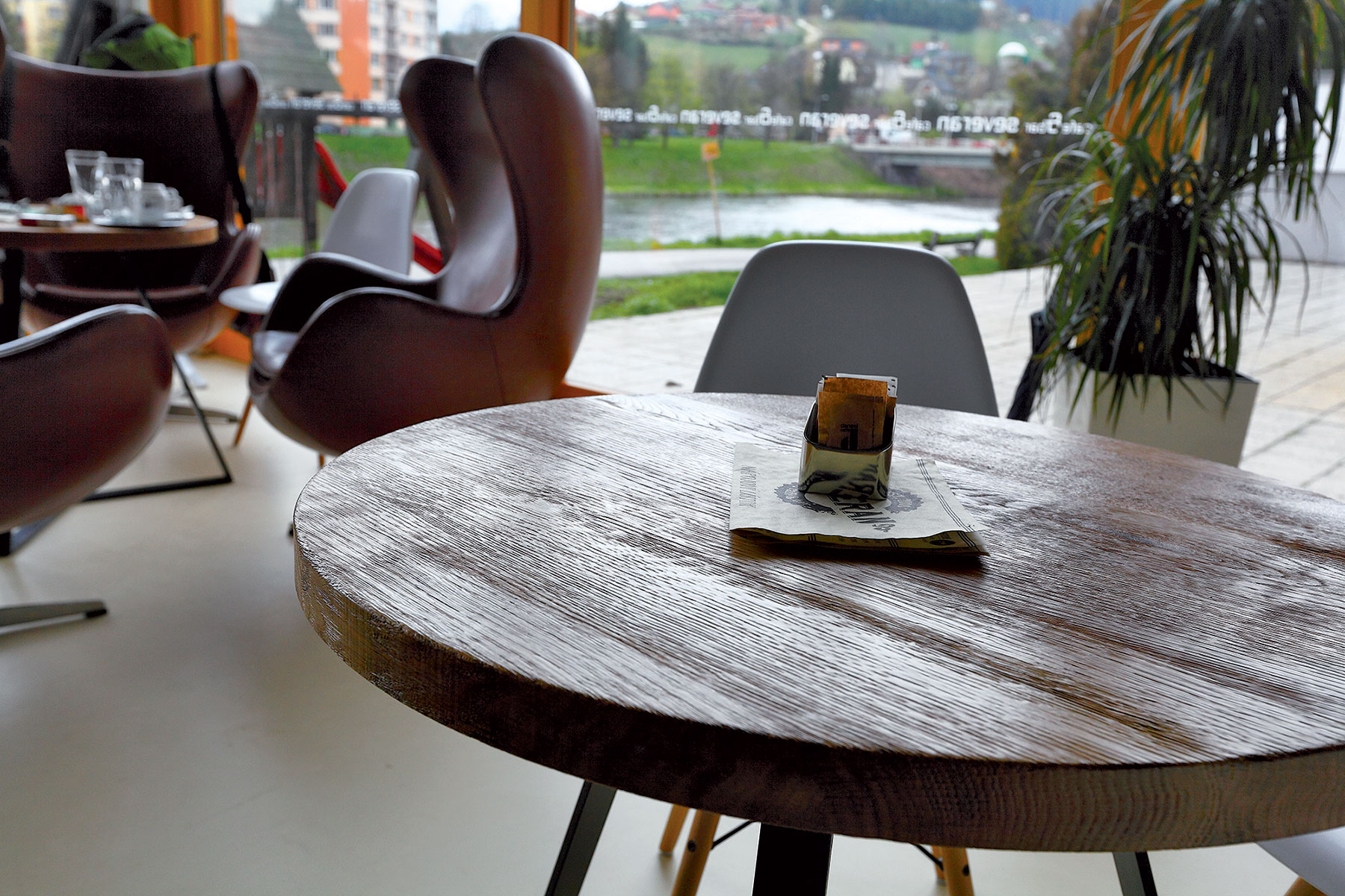 Kaviarenské stolíky sú vyrobené z masívneho dubového dreva. Upravené sú hlbokým kefovaním a matným lakom. Atypické podnože sú z matnej čiernej ocele.