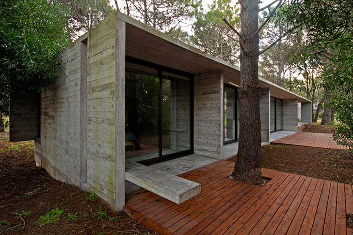 Celej stavbe dominujú tri základné materiály – betón, sklo a drevo. Každý z nich má vlastnú funkciu, konkrétne funkciu konštrukcie, presvetlenia a estetiky.