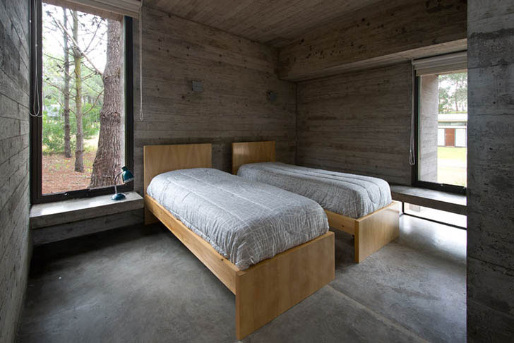 Vďaka drevenej textúre sa tvrdý povrch stáva prijateľný aj miestnostiach, akou je napríklad spálňa.