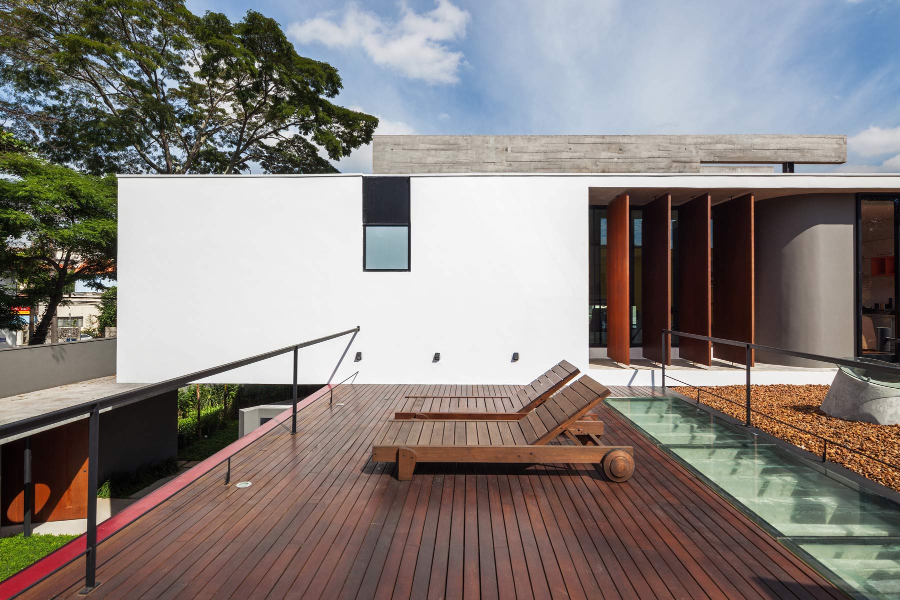 Záhradná terasa tvorí stropnú konštrukciu nad garážou a rekreačnou zónou. Ide o priestor s mnohonásobným využitím.