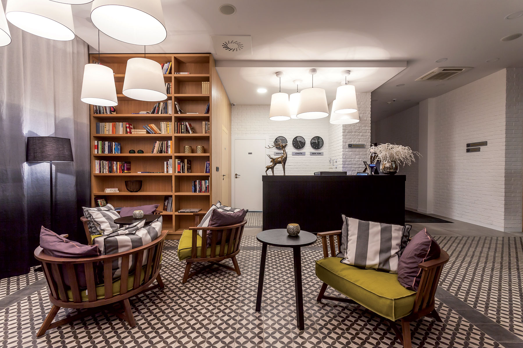 Loby bar s recepciou víta hostí atmosférou “ako v obývačke” – súčasťou je štýlový nábytok a knižnica z dubového masívu.