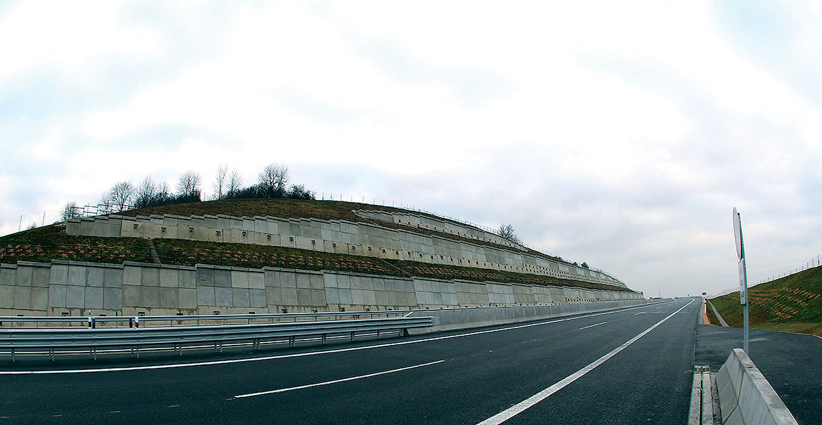 Úsek diaľnice D1 Fričovce – Svinia: najväčší zárubný múr SO 220-00, kde hĺbka zárezu prekročila 23,5 m.