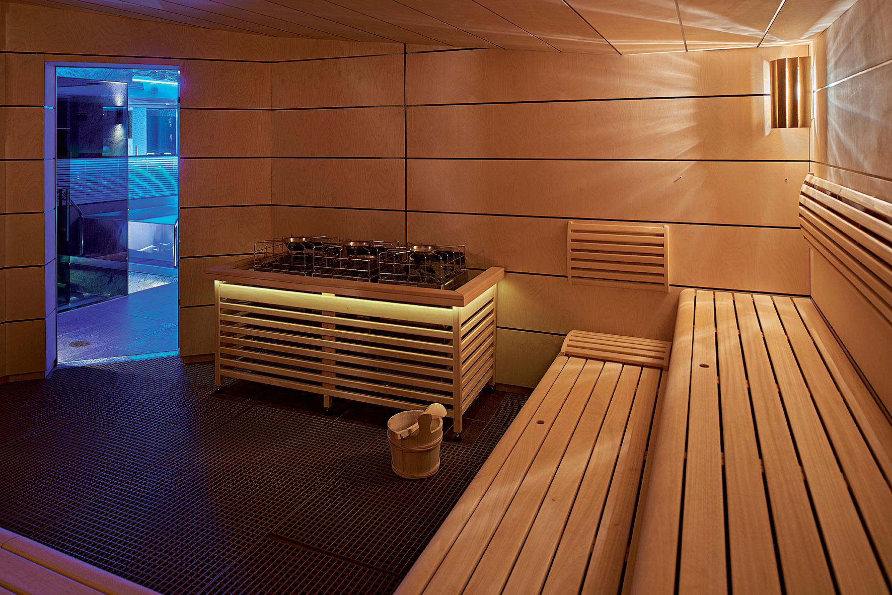 Fínska sauna je, samozrejme, obložená drevom.