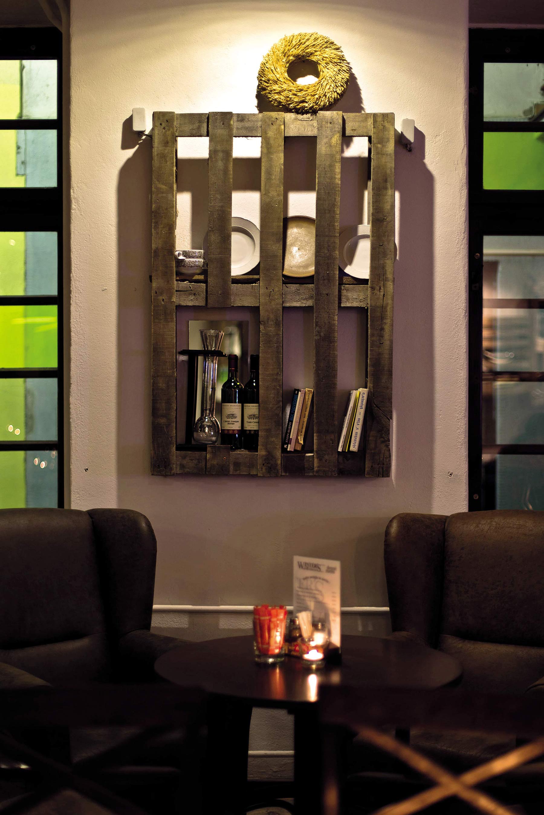 Základný koncept interiéru Winter’s caffe & restaurant je podľa dizajnéra Michala Staška v preniknutí do histórie cez odstránenie nánosov modernej doby.