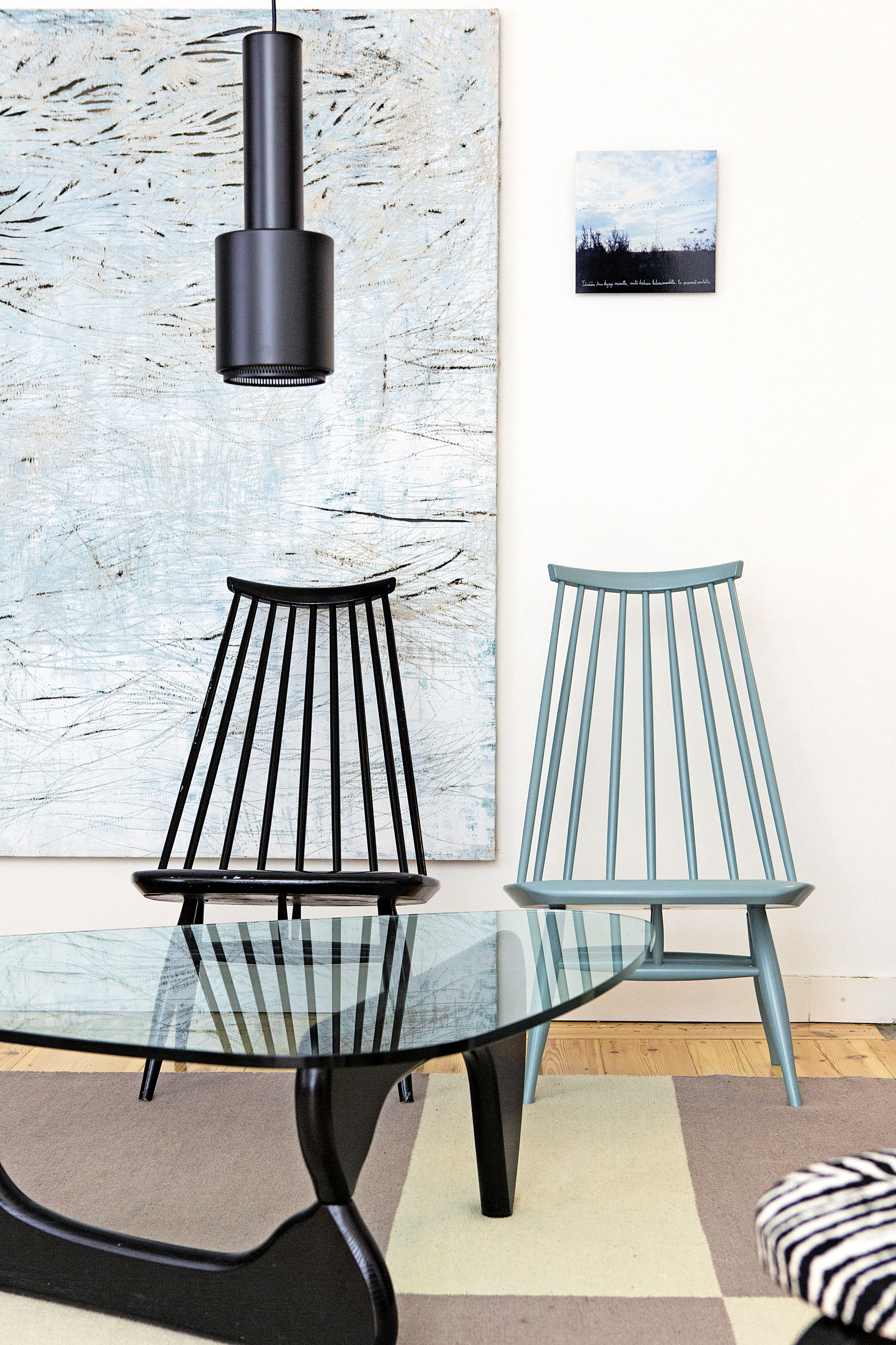 Svietidlo Pendant A 110 (dizajn: Alvar Aalto, 1952), kávový stolček (dizajn: Isamu Noguchi, 1944), stoličky Mademoiselle Lounge Chair (dizajn: Ilmari Tapiovaara, 1956).
