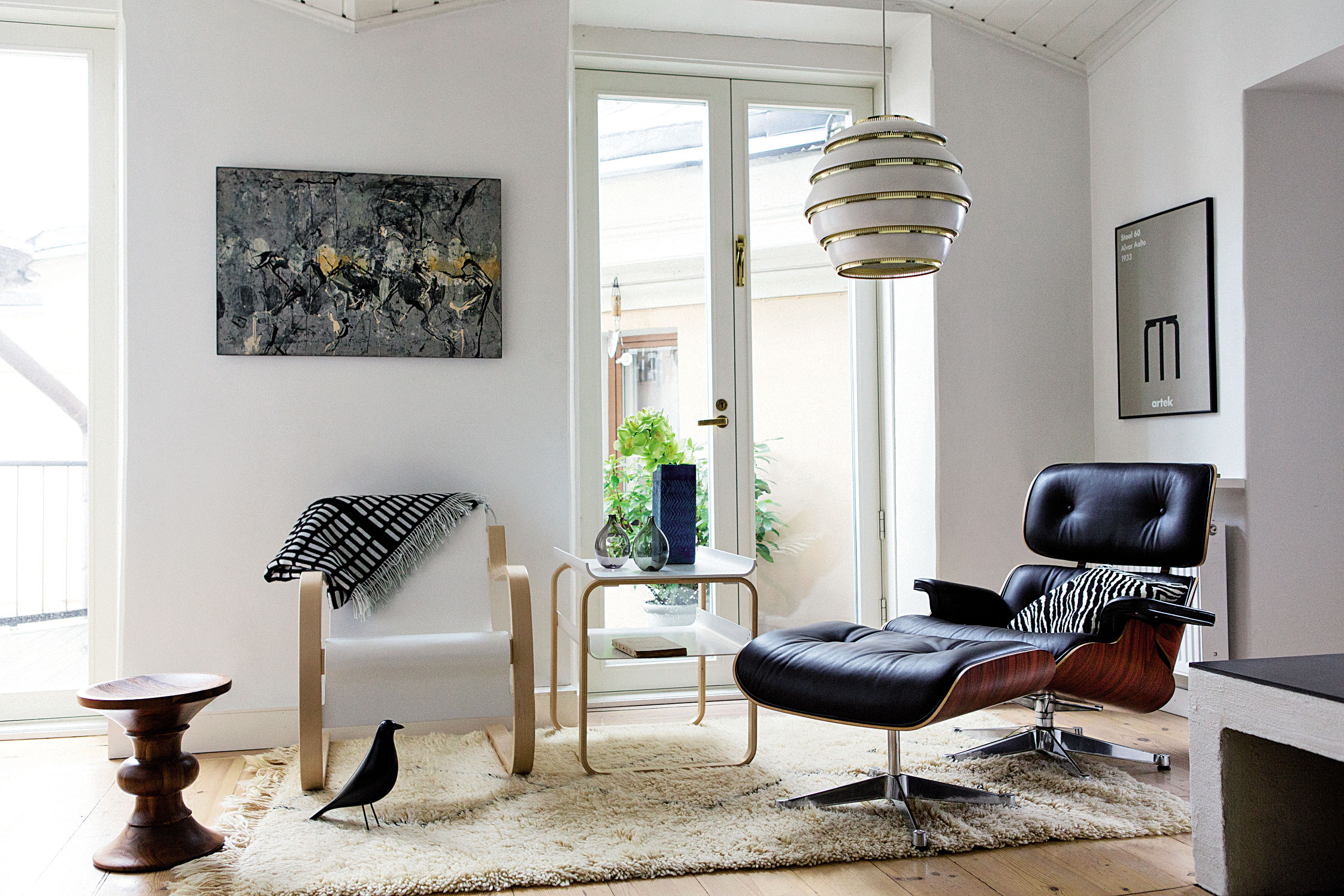Spojenie Vitry a Arteku v jednom interiéri: (sprava doľava) kreslo Lounge Chair (Vitra, dizajn: Charles & Ray Eames, 1956), svietidlo Pendant A331 (dizajn: Alvar Aalto, 1953), stolček Table 915 (dizajn: Alvar Aalto, 1932), kreslo Armchair 42 (Artek, Alvar Aalto, 1932)