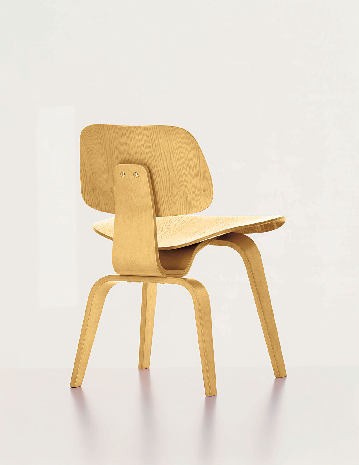 Neprehliadnuteľná stolička zo série Plywood Group LCW (Vitra, dizajn: Charles & Ray Eames, 1956)