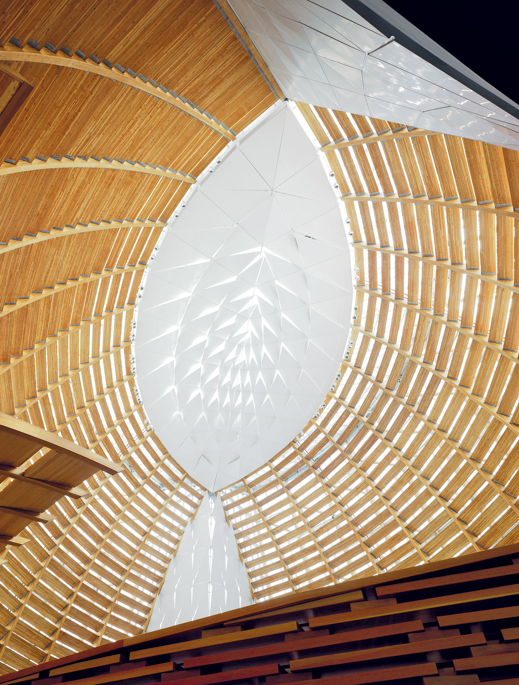 Pohľad na strop s pohyblivými tieniacimi šablónami, symbolika Vesica Pisces. Foto: © Skidmore, Owings & Merrill LLP | Cesar Rubio, 2013. All rights reserved