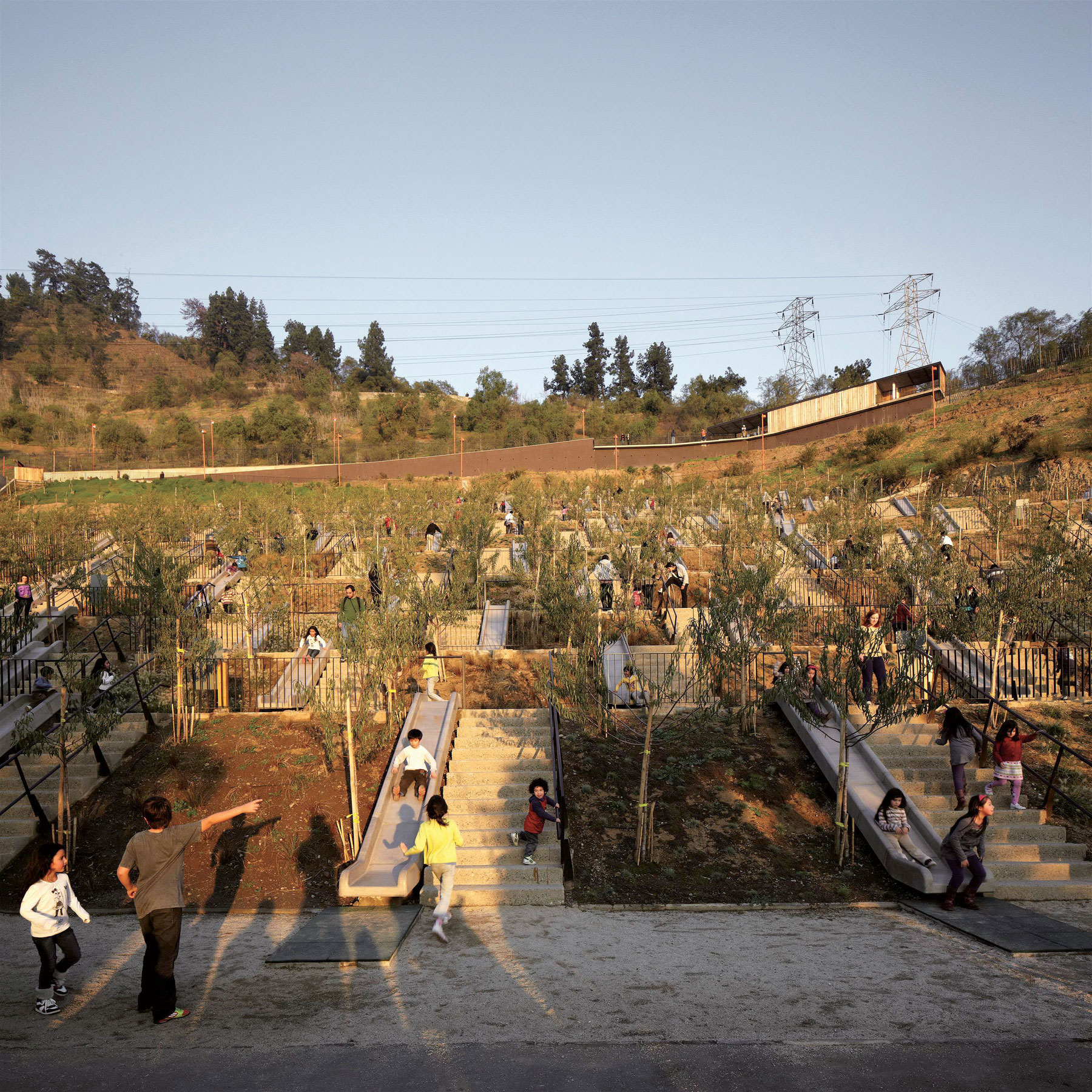 Štvorhektárový detský park v Santiago de Chile z roku 2012 je fascinujúcim verejným priestranstvom, ktoré neslúži len deťom. Bol súčasťou projektu k dvojstému výročiu nezávislosti Čile. Foto: Cristobal Palma