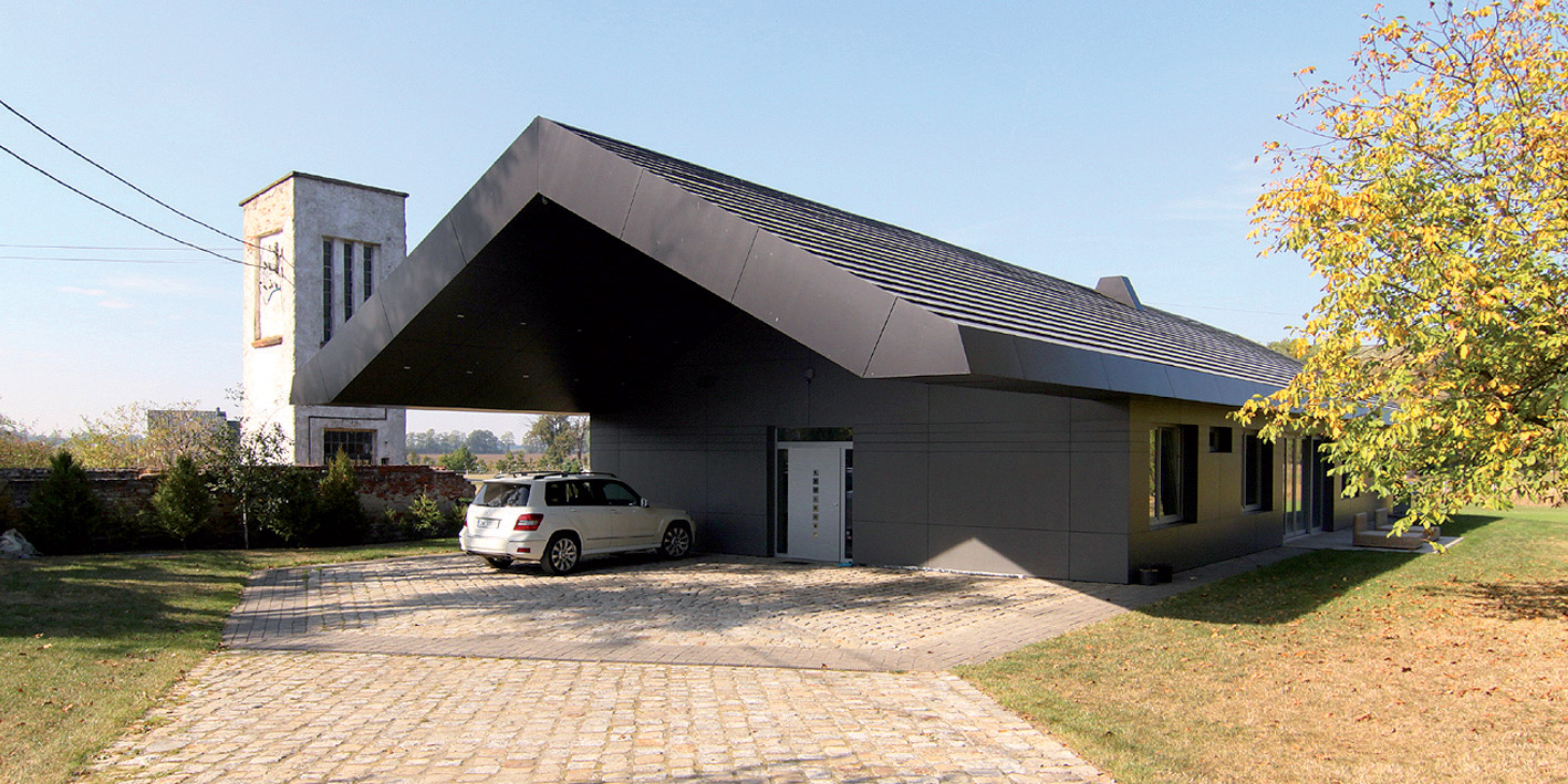 Szukalice, 2008 – 2016  Rodinný dom s masívnou vysunutou strechou