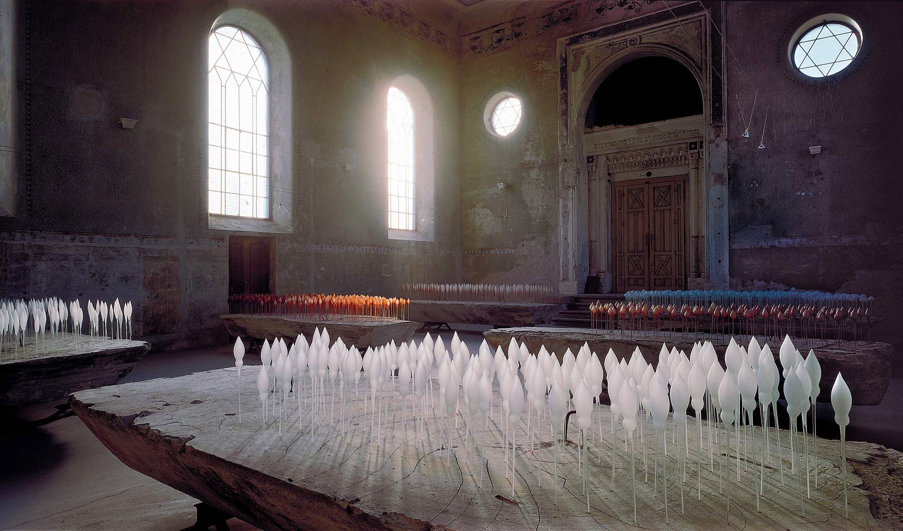 Projekt Hall v At Home Gallery (1999), synagóga Šamorín – betónové bloky pokrývajú cylindrické sklenené banky (symbol duše) pevne osadené na povrchu betónovej masy. Medzi blokmi sú umiestnené snímače (fotobunky), ktoré monitorujú centrálny priestor, reagujú na pohyb a tieto podnety transformujú do akustickej podoby. (FOTO MARTIN MARENČIN)