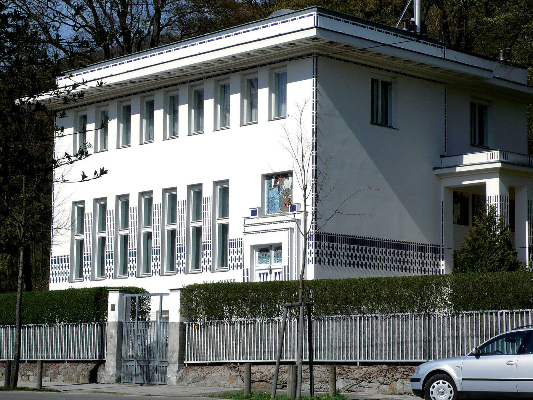 Klasicistické dielo Otto Wagner (1841 – 1918) patril k najuznávanejším rakúskym architektom svojich čias s množstvom verejných a akademických zákaziek. Známy je jeho manifest Moderne Architektur, v ktorom Wagner zdôrazňuje dôležitosť nového prístupu k architektúre, kde princípy vychádzajú z účelnosti, a ovplyvnil veľkú časť európskej architektonickej avantgardy. Na fotografii publikujeme Wagnerovu vilu II z roku 1913 vo viedenskej štvrti Hütteldorf, ktorá má uzatvorenú kompozíciu, symetriu a strohé využitie výzdoby. Ide o stavbu, ktorá svojou hmotnou vyváženosťou vytvára „klasicistické dielo“ a svojou jednoduchosťou tvorí kontrast s bohato zdobenou Wagnerovou vilou I z 80. rokov 19. storočia. Nad vstupným portálom je nádherná mozaika od Kolomana Mosera.