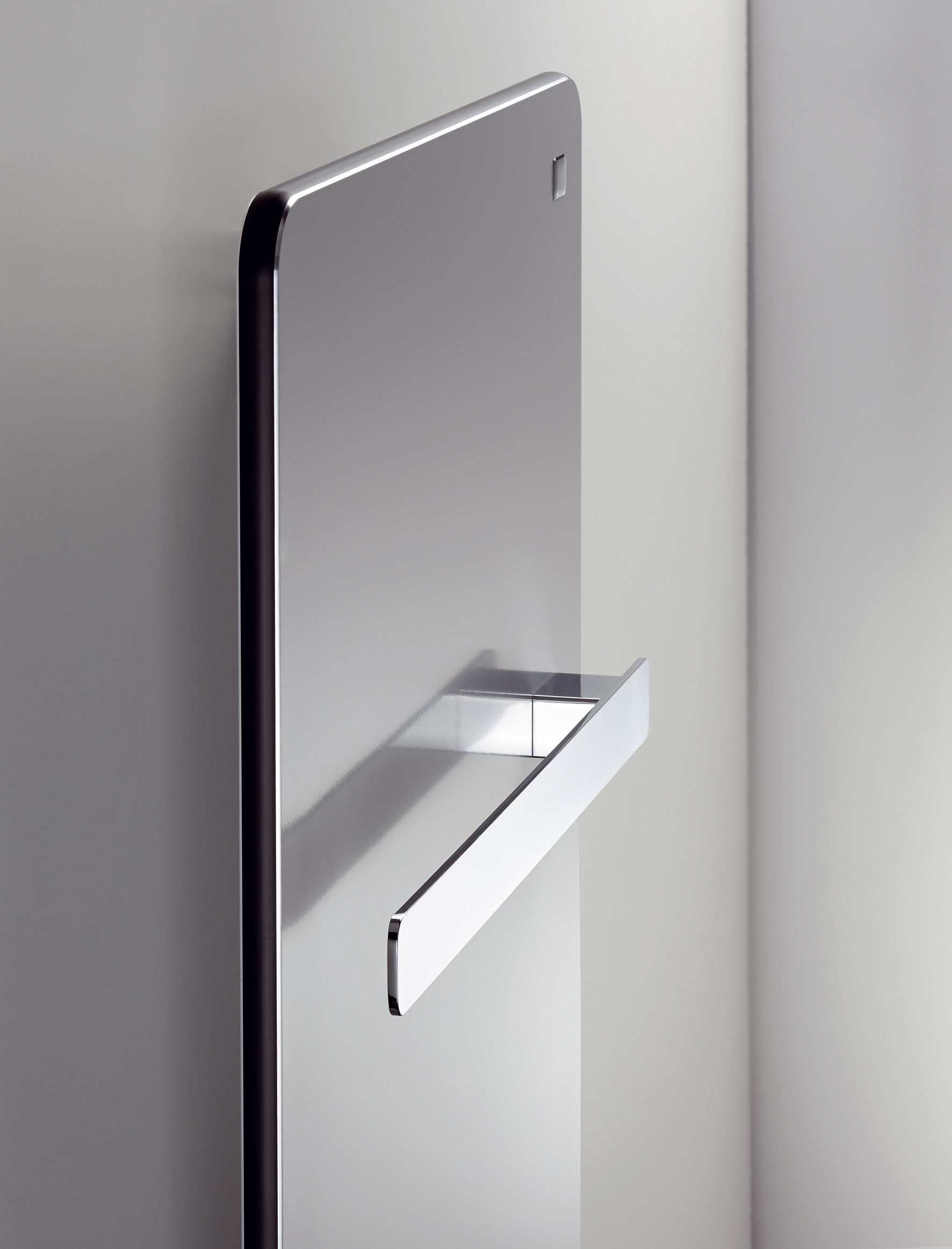 Moderný vzhľad nového dizajnového radiátora Vitalo ‚bar‘ dopĺňajú jeden alebo dva chrómované držiaky umožňujúce ľahké zavesenie uterákov.