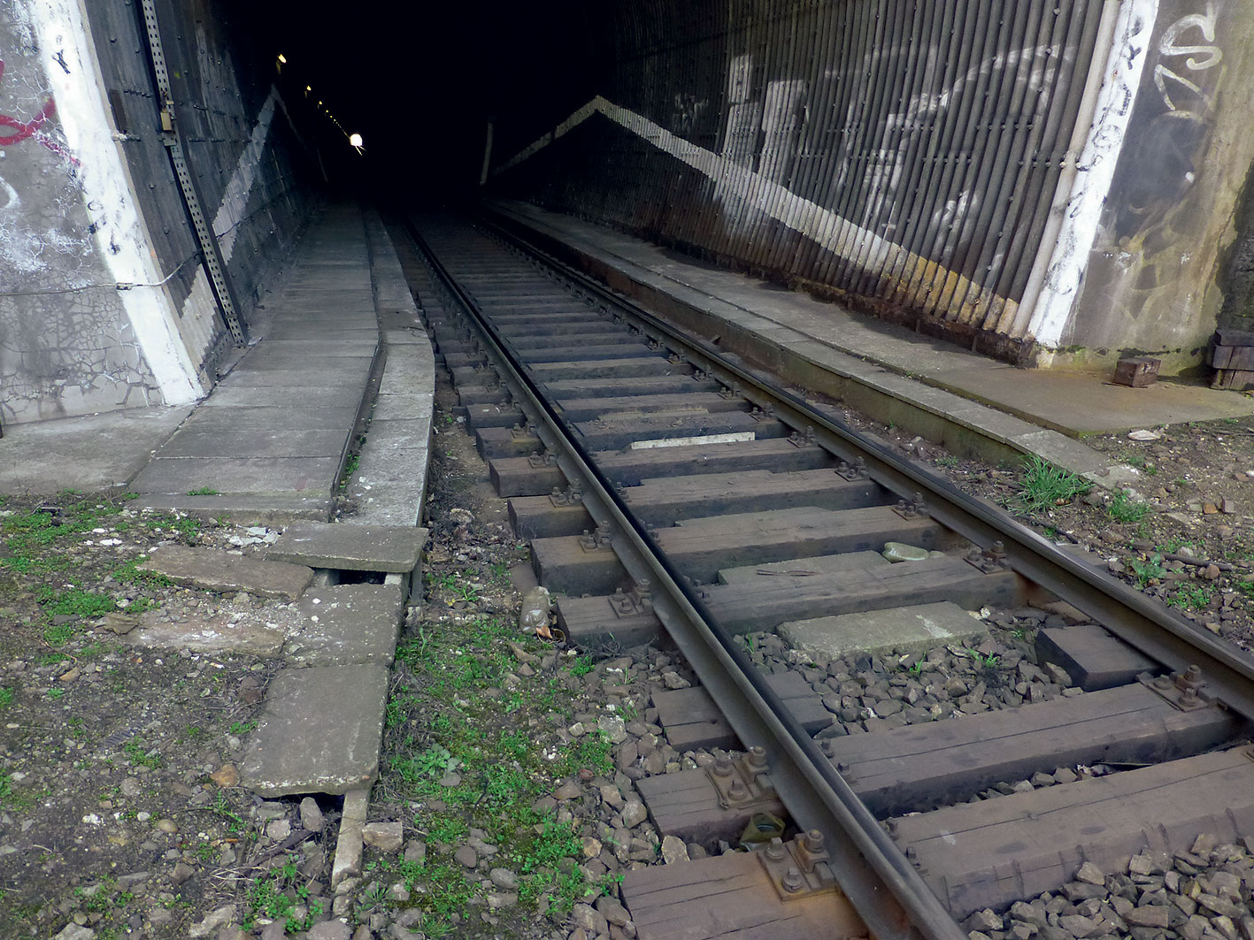 Obr. 2  Bratislavský tunel č. 1 – Lamačský portál, železničný zvršok – pôvodný stav