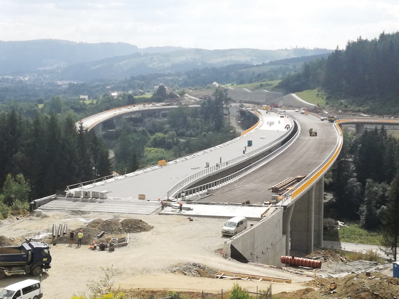 Most je vo finálnej fáze dokončovania, v 43. týždni sa realizovala obrusná vrstva SMA, asfaltové zálievky a dokončovala sa montáž zvodníc na zvodidlách.