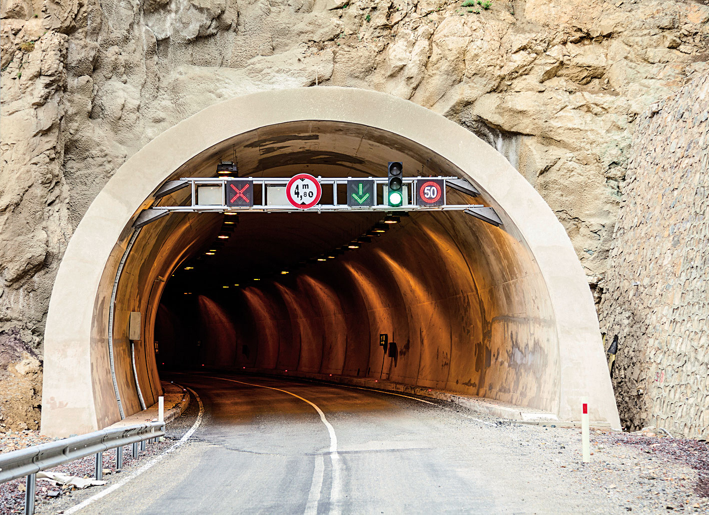Rádiové spojenie dovoľuje plnohodnotne využívať komunikačné prostriedky potrebné na zabezpečenie bezpečnosti prevádzky tunela.