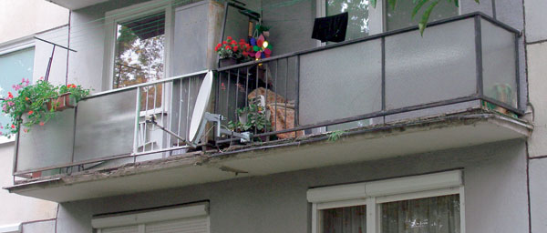 bytový,dom,balkón
