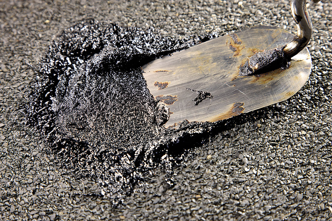 Zatmelenie trhlín trvale pružným tmelom na báze asfaltu