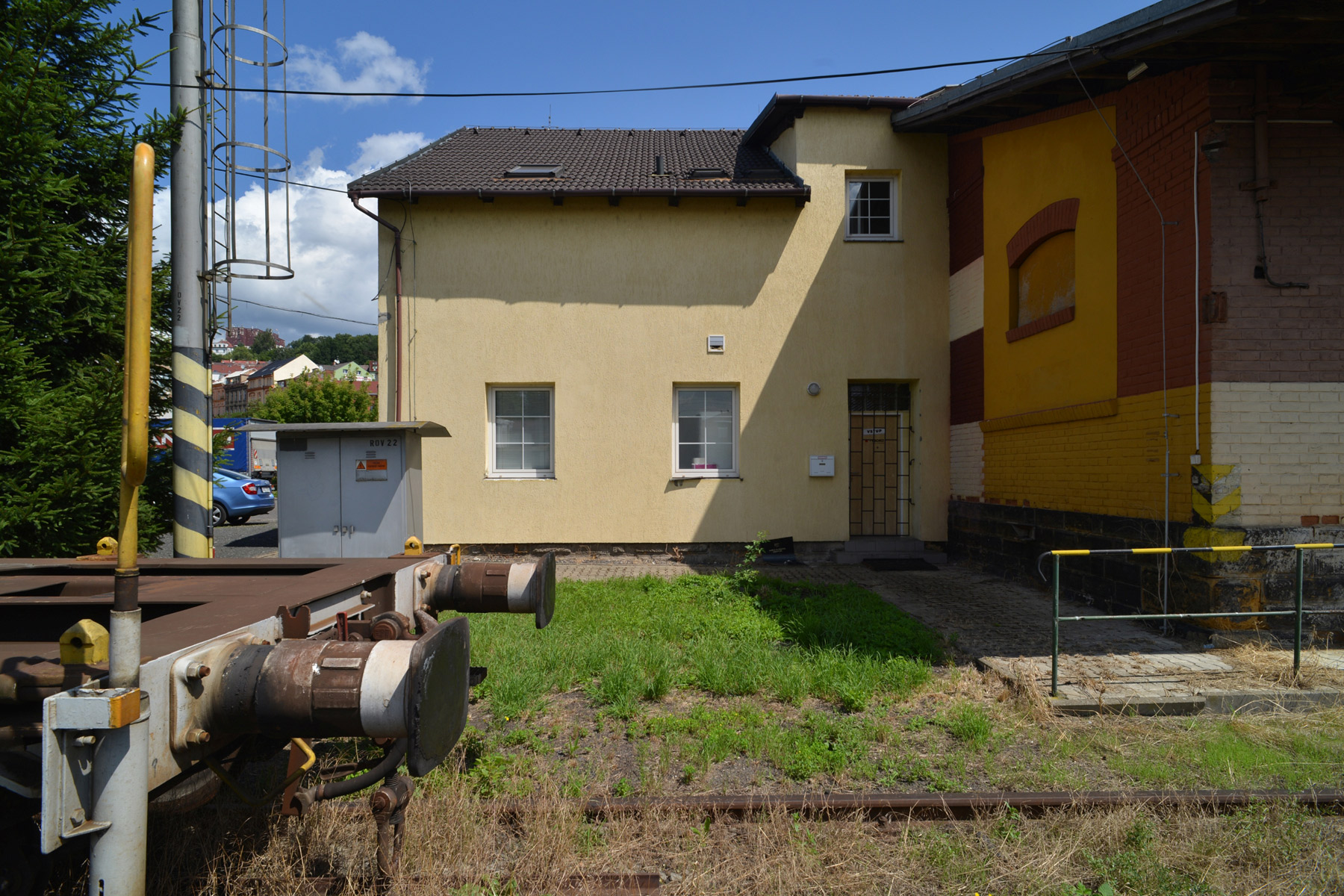 Chátrajúce budovy popri železnici: i takto ich možno - PUVODNI-STAV-3