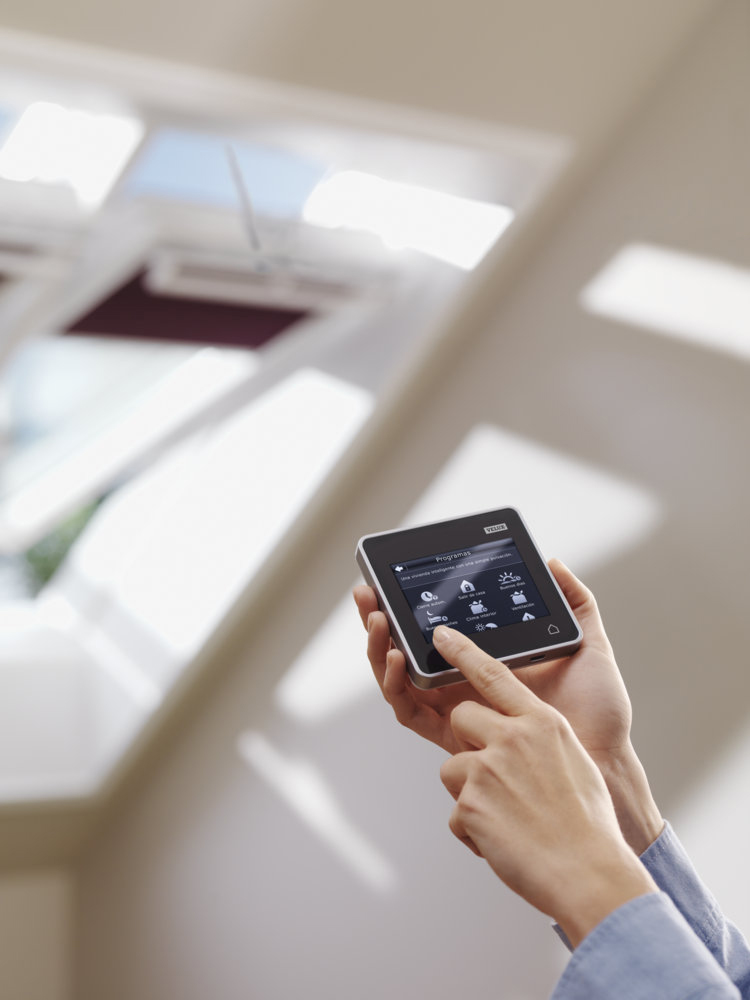 Nový rad Premium zahŕňa unikátny ovládací panel s moderným dotykovým displejom, ktorý umožňuje ovládať strešné okno VELUX z každého miesta v dome.