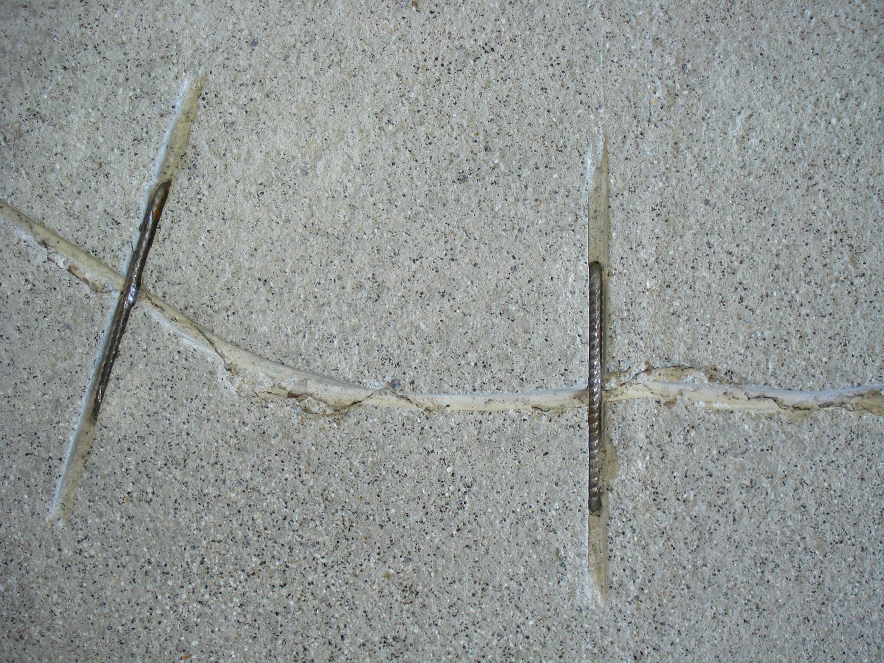 Obr.č.:3 Detail osadenia oceľových spôn pri fixácii trhliny