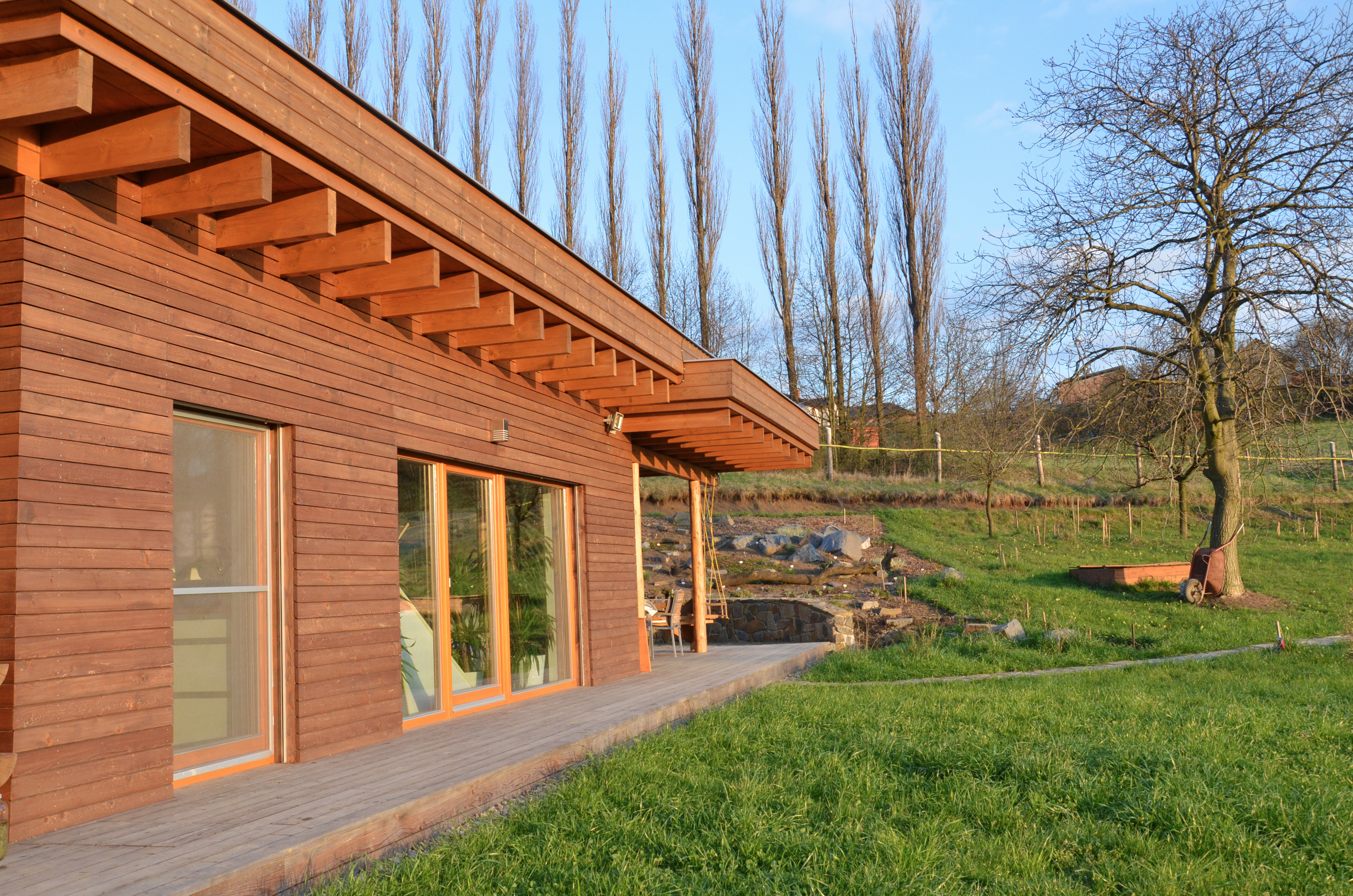 Rodinný dom je navrhnutý ako rámová drevostavba (systém two by four). Všetky nosné konštrukcie sú postavené z drevených hranolov.