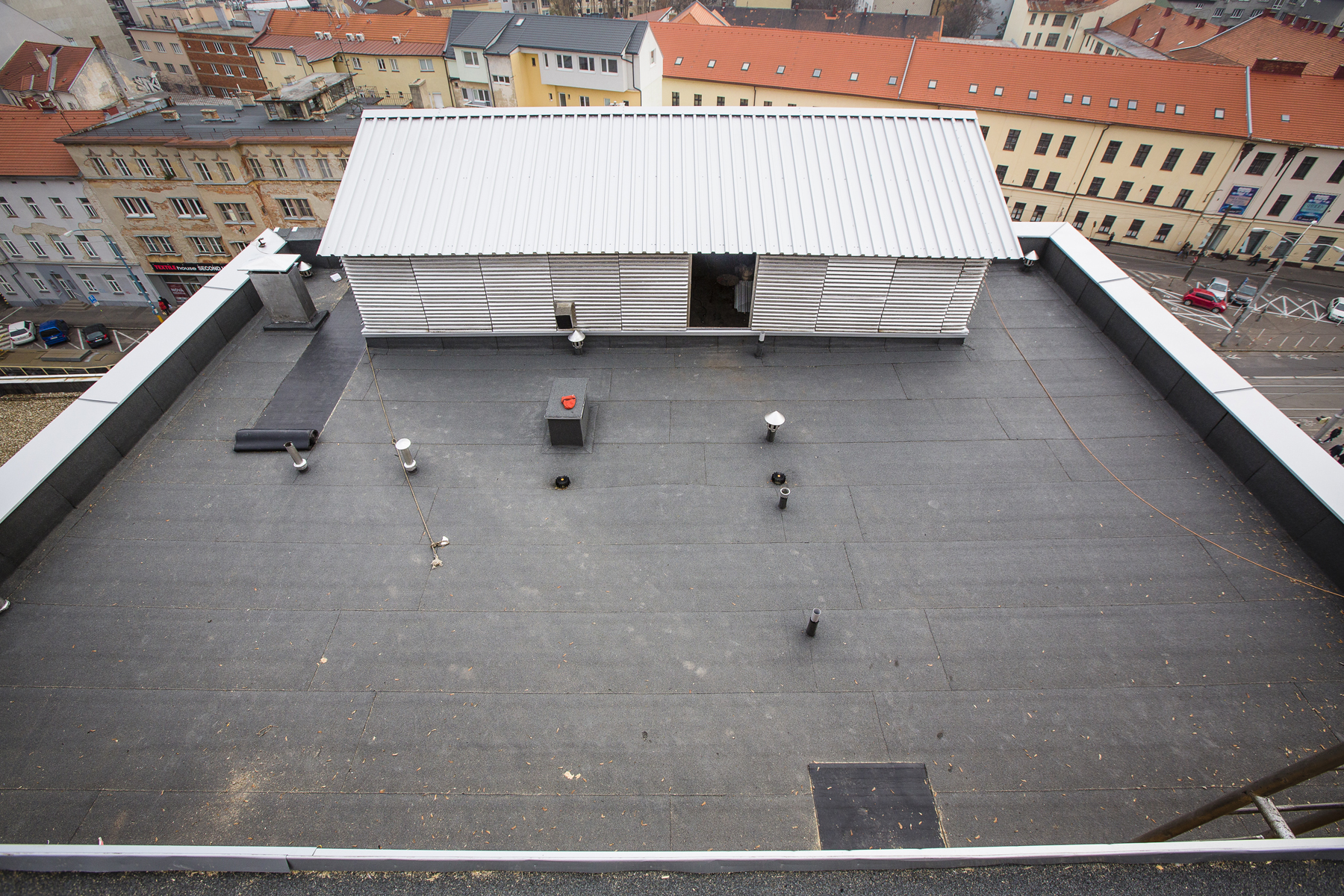 Na obnovu strechy  sa použil bezpečný dvojvrstvový systém povlakovej krytiny z asfaltovaných pásov