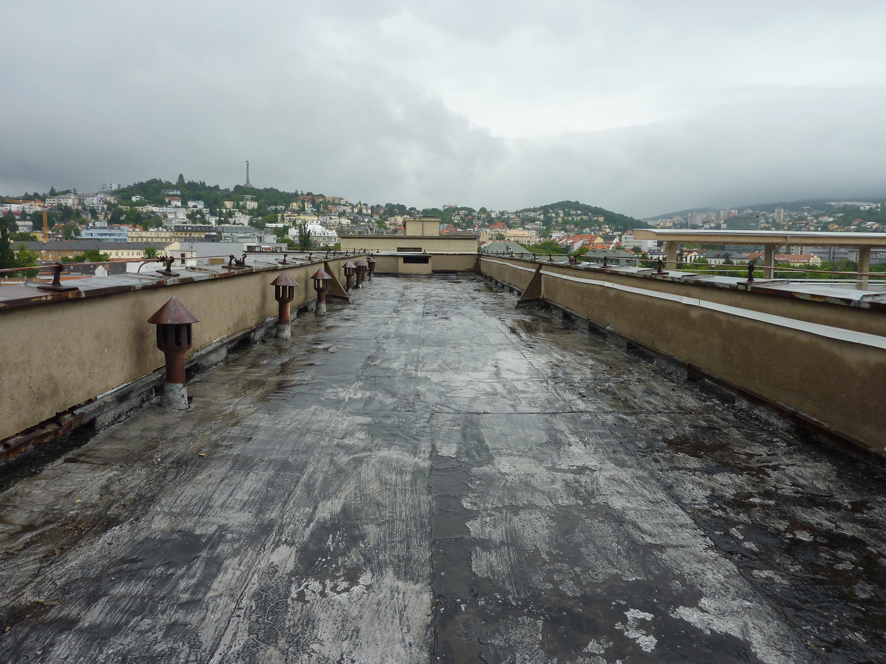 Pohľad na strechu STU pred obnovou