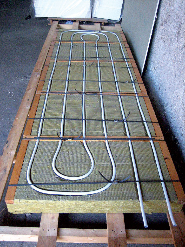 Obr. 5 Prototyp ITAP panelu – nosný rám – minerálna vlna, rozmery 2 000 × 1 000 × 100 mm (teplonosná látka voda)