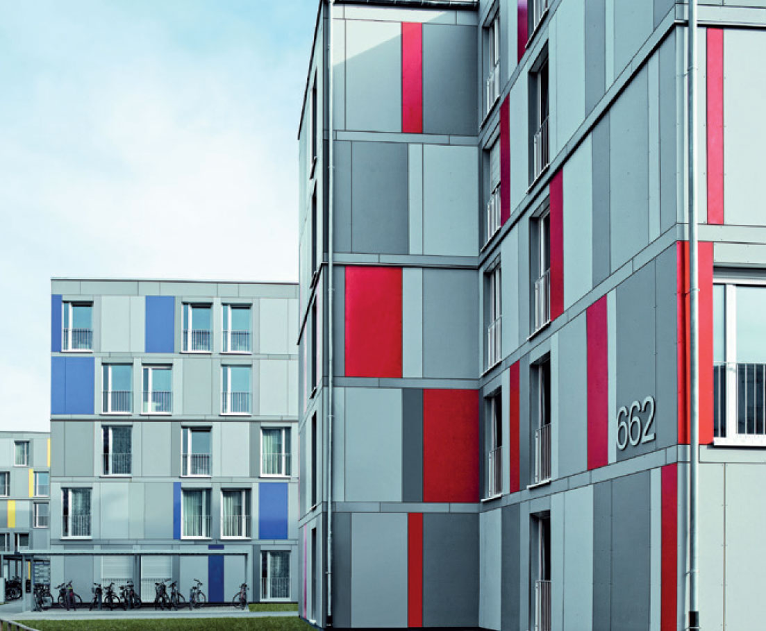 Jednotlivým budovám je priradené primárne farebné značenie – žlté, modré a červené. Pospolitosť vonkajšej fasády vyjadrujú odstupňované sivé tóny.