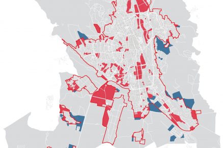 Variant A kompaktného mesta. Červené plochy predstavujú územie začlenené do rozvoja modré naopak vylúčené z rozvoja. Červená línia predstavuje neprekročiteľnú hranicu kompaktného mesta.