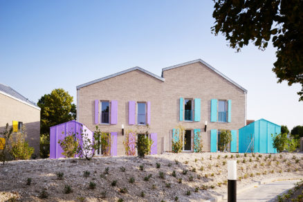 Inak prehliadnuteľné domy sa však vďaka farebným okeniciam kovovým zábradliam odlišujú od priemyselných budov