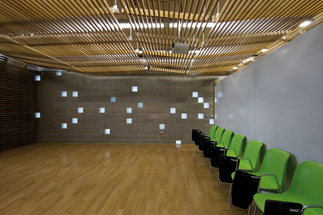Interiér je riešený ako prepojenie vonkajšieho a vnútorného vzhľadu budovy.