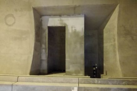 Obr. 4 Sekundárne ostenie tunela pohľad na murovanú stienku združeného výklenku