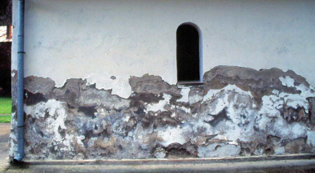 Obr. 2 Vodorozpustnými soľami zničená fasáda kaplnky