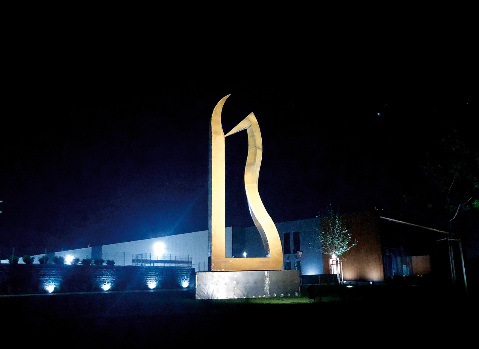 Sochársky monument od Karola Felixa vo večernej atmosfére.