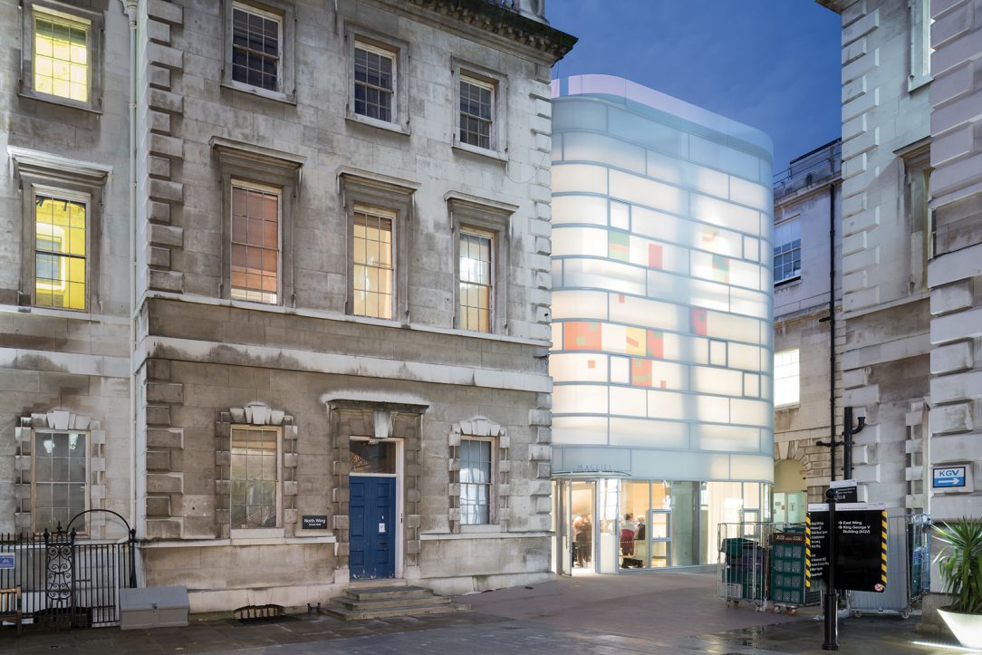 Steven Holl Architects zvolili mäkký kontrast medzi historickou stavbou a fasádou z mliečneho skla