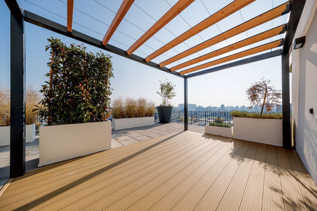 Vizuálne atraktívny doplnok balkónov s drevenými prvkami treláže s dekoratívnym efektom
