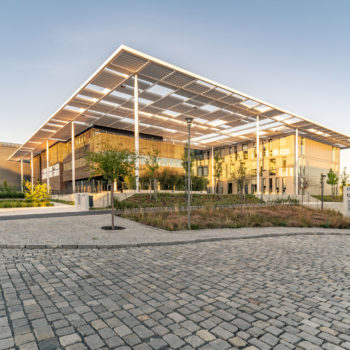 Výskumné centrum ELI Beamlines v Dolních Břežanech začalo po dostavaní rýchlo zbierať ocenenia za architektúru