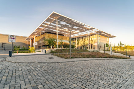 Výskumné centrum ELI Beamlines v Dolních Břežanech začalo po dostavaní rýchlo zbierať ocenenia za architektúru