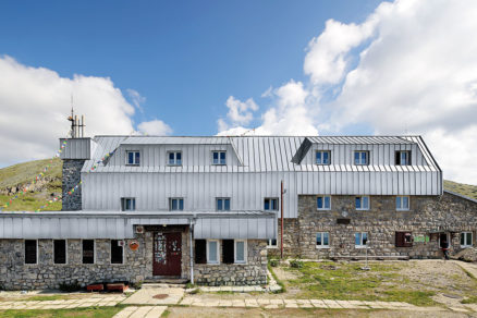 Zvolený materiál musel pôsobiť esteticky modrosivá patina titánzinkového plechu korešponduje s miestnou žulou