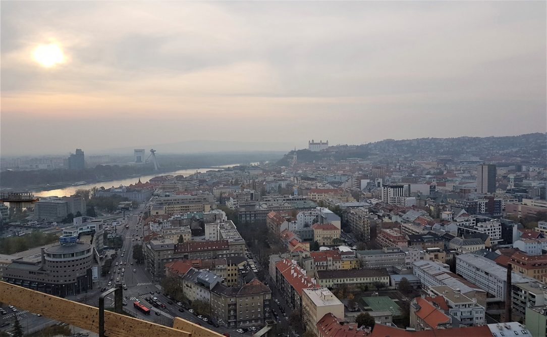 chvatný pohľad na Bratislavu z 30. poschodia rezidenčnej budovy