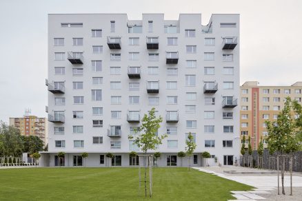 Panelák, Rimavská Sobota, 2014 (CE·ZA·AR 2014) Radikálna premena panelového bytového domu ako odpoveď na aktuálnu tému rekonštrukcie panelového bytového fondu.