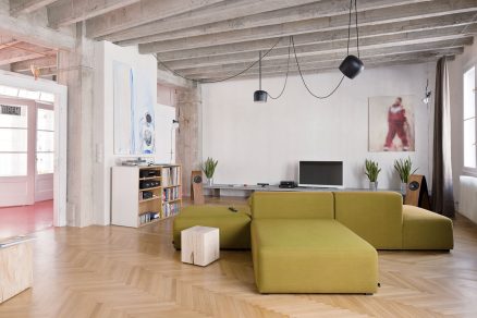 Loft, Živnostenská ulica, Bratislava, 2014 (CE·ZA·AR 2014) Vzájomným prekrytím pôvodných a nových prvkov i materiálov vznikol priestorovo bohatý plán nového loftového interiéru.
